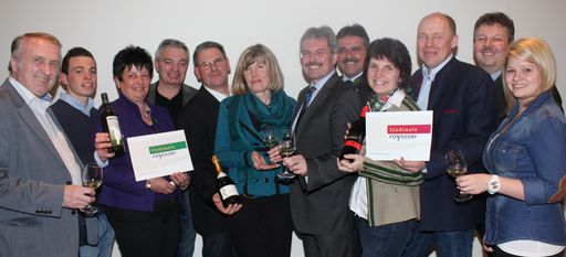  Präsentation des Poysdorfer Stadtweins und
Stadtsekts 2013 im Bild v.l.n.r.: Josef Pleil, Markus, Monika und
Helmut Taubenschuss, Christian Rieder, Bgmst. Gertrude Riegelhofer,
LR Wilfing, LAbg. Manfred Schulz, Renate und Roman Oppenauer, Thomas
Grießl, Bettina Gmeinböck