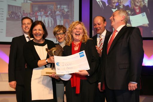 Vorschau Bild von Auszeichnung zur Kategorie "Mitarbeiter" mit
Sozialminister Huntsdorfer