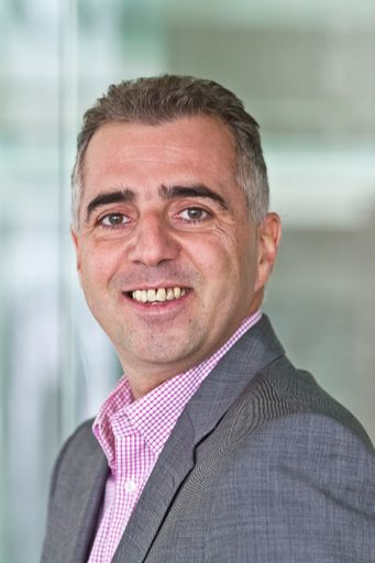  Das Buch, das von Tourismus- u.
Strategieexperten (u.a.: Christoph Albrecht - im Bild) geschrieben
wurde, beschreibt praktische Lösungsansätze und gibt Tipps, wie
Tourismusfunktionäre und Hoteliers, adäquate Konzepte zu den 6 neuen
Wertefelder: EGO-Tourismus, Neo-Health, Native-Eco, Inspiration,
know how... und VerNETZung entwickeln können.