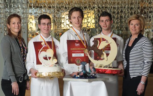  Im Bild v.l.n.r.: Mag. Karina Mayerhofer,
Ass.tin der Geschäftsführung ThermenResort Warmbad-Villach; Stefan
Heiser, 2. Lehrjahr; Christian Grübler, 3. Lehrjahr; Andreas
Heuchert, 2. Lehrjahr; Mag. Susanna Mayerhofer, Geschäftsführerin
ThermenResort Warmbad-Villach
