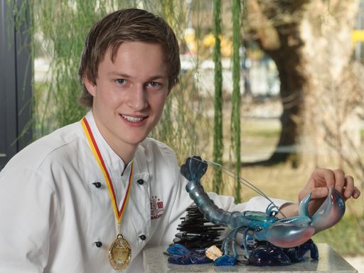 Vorschau Bild von Christian Grübler, 3. Lehrjahr, mit seinem
Schaustück "Hummer"