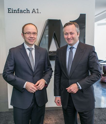 http://www.apa-fotoservice.at/galerie/3993 Bild
v.l.n.r.: Alexander Sperl, A1 Vorstand Marketing, Vertrieb und
Service; Hannes Ametsreiter, Generaldirektor A1 und Telekom Austria
GroupWien