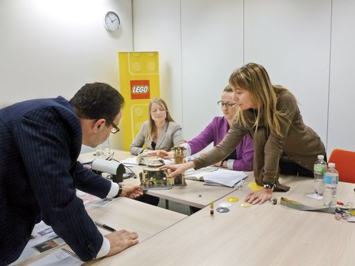 Beim Treffen in München waren Lego Pressesprecherin
Frau Katharina Sass(Bild links), Lego Brandmanagerin Frau Katharina
Sutch(Bild mitte) und Lego Chefdesignerin Frau Marta Tantos (Bild
rechts) bei der Sitzung dabei.