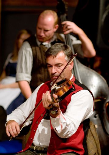Vorschau Bild von Rund 1000 Musiker hüllen Gloggnitz von 2. bis 5.
Mai in volksmusikalische Klänge - wie Peter Windhofer von der
Pongauer Geigenmusik.