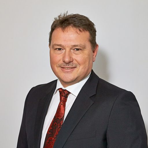 Hermann Deitzer (52) ist seit 1. April Vice
President für das globale Klebstoff-Geschäft für Konsumenten,
Handwerker und Bau von Henkel.