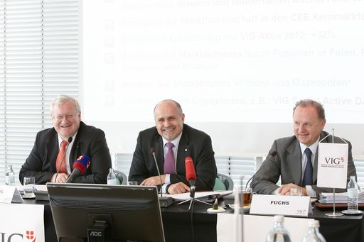 http://www.apa-fotoservice.at/galerie/4015 Im Bild
v.l.n.r.: Dr. Martin Simhandl (Vorstandsmitglied, CFO), Dr. Peter
Hagen (Generaldirektor), Franz Fuchs (Vorstandsmitglied)