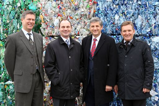  http://www.apa-fotoservice.at/galerie/4010 Im Bild
v.l.n.r. DI Christian Strasser (Geschäftsführer PET to PET Recycling
Österreich), LH Stv. Mag. Franz Steindl, Vizekanzler Dr. Michael
Spindelegger, Ing. Werner Knausz (ARA Vorstand)