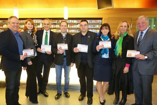 VCPÖ: Mit vereinten Kräften fordern Trafikanten und
ansässige Unternehmen der Tabakwirtschaft in Linz ein klares
Bekenntnis der Politik. Minister Stöger und Mitterlehner sind
gefordert.
