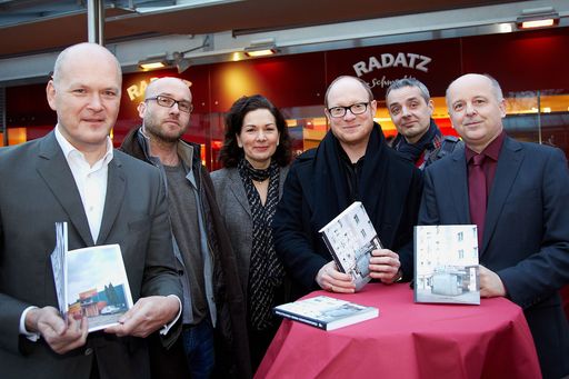  http://www.apa-fotoservice.at/galerie/4022 Im Bild
v.l.n.r. Dr. Franz Radatz (GF Radatz), Sebastian Hackenschmidt
(Herausgeber), Elisabeth Radatz-Fiebinger (PR und Marketing Radatz),
Stefan Oláh (Fotograf), Thomas Maurer (Kabarettist, Moderator,
Lesung) und MMag. Gerald Klonner (GF Verlag Anton Pustet)
