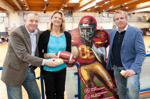  http://www.apa-fotoservice.at/galerie/4033/ Im Bild
v.l.n.r.: Michael Eschlböck (Präsident des AFBÖ), Sonja Spendelhofer
(Stadtschulrat Wien), Norbert Kraihamer (Geschäftsführung Eat the
Ball)