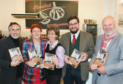  http://www.apa-fotoservice.at/galerie/3990 Im Bild
v.l.n.r.: OA Dr. Volker Tomantschger (Gailtal-Klinik Hermagor), Mimi
Sembera (Obfrau der Parkinson Selbsthilfegruppe Wien), Marianne
Reitbauer (Diätologin, Albert Schweitzer Klinik Graz), OA Dr.Ronald
Saurugg (Albert Schweitzer Klinik Graz) und Prim. Dr. Dieter Volc
(Parkinson-Experte)