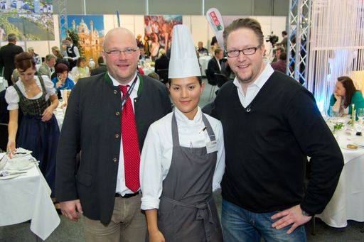 : Österreichische Staatsmeisterschaft der
Lehrlinge in Tourismusberufen 2013, V.l.n.r.: Ernst Pühringer
(Wettbewerbsleiter), Wiener Koch-Kandidatin Marie-Louise Schweizer,
Oliver Hoffinger (Moderator der Kochsendung "Koch mit! Oliver") ,
der sich persönlich ein Bild des Wettbewerbs und von den jungen
Kollegen macht.