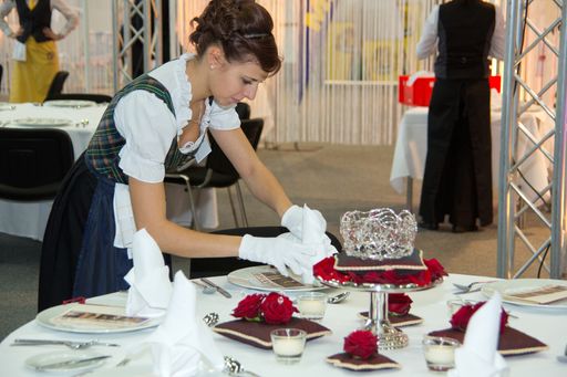 Seit drei Tagen wird bei der "Österreichischen
Staatsmeisterschaft der Lehrlinge in Tourismusberufen 2013" auf
höchstem Niveau gekocht, serviert, Tisch gedeckt und beraten unter
den strengen Augen der Fachjury. Heute Abend werden die Sieger im
Rahmen einen großen Gala in der Wiener Hofburg gekürt.