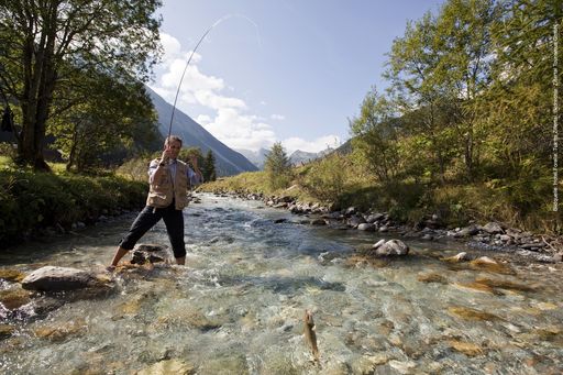  Österreichs Seen und Flüsse laden wieder ein,
die Angelsaison zu eröffnen.