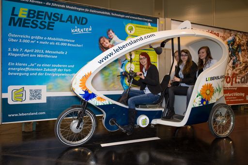 Vorschau Bild von Auch die Jugend testete das elektromobile
Fahrgefühl mit e-Fahrzeugen aller Art.