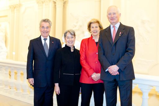 http://www.apa-fotoservice.at/galerie/4029 Im Bild
v.l.n.r.: Bundespräsident Heinz Fischer, Margit Fischer, Fürstin
Marie von und zu Liechtenstein und S.D. Fürst Hans-Adam II. von und
zu Liechtenstein, Staatsoberhaupt.