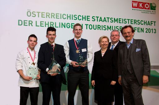 v.l.n.r.: Die Österreichischen Staatsmeister der
Lehrlinge in Tourismusberufen 2013: Stephan BODEN (Team Salzburg,
Bereich Küche), Ardit KRYEZIU (Team Niederösterreich, Bereich
Service), Moritz Kschwendt (Team Salzburg, Bereich
Hoteladministration), Brigitte Jank (Präsidentin der
Wirtschaftskammer Wien), Gerold Hornek (Wettbewerbsorganisation,
Wirtschaftskammer Wien), Josef Bitzinger (Obmann der Sparte
Tourismus und Freizeitwirtschaft, Wirtschaftskammer Wien)