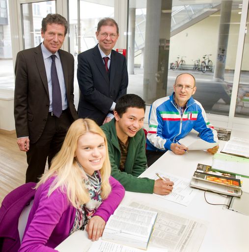 Minister Töchterle und FHK-Präsident Holzinger mit
Studierenden der Fachhochschule des bfi Wien
