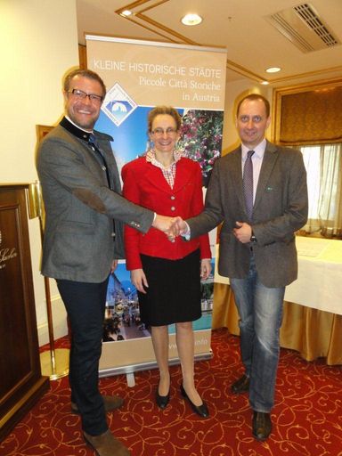Vorschau Bild von v.l.n.r.: Robert Herzog, Tourismusdirektor Bad
Ischl und Präsident der KHS; Eva Pötzl, Geschäftsführerin der
kleinen historischen Städte; Johann Kleinhofer Geschäftsführer
Mariazeller Land