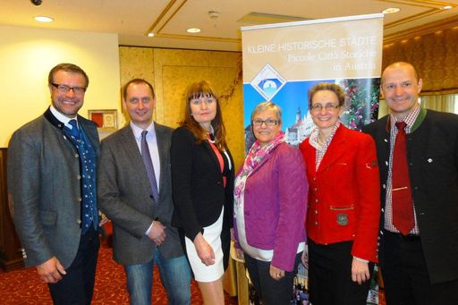 Vorschau Bild von v.l.n.r.: Robert Herzog, Tourismusdirektor Bad
Ischl; Johann Kleinhofer Geschäftsführer Mariazeller Land; Bettina
Berndorfer, Geschäftsführerin des Tourismusverbands Schärding; Dorli
Weberitsch, Marketingbeauftragte des Toursimusverbands Bad
Radkersburg; Andreas Murray, Tourismusdirektor Ferienregion Traunsee