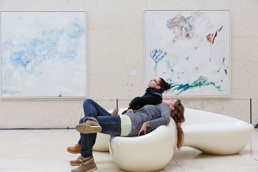 Vorschau Bild von Besucher der Ausstellung "Wolken" im Leopold
Museum. Im Hintergrund Werke von Max Weiler, Atrium Leopold Museum