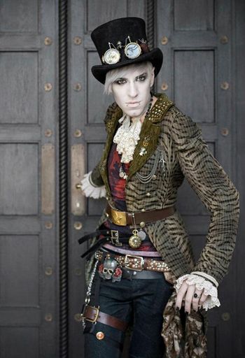 Der Tiroler Designer Markus Spatzier der
Manufaktur Herzblut präsentiert beim Grande Finale am 20. April
Tracht mit Lack und Leder und barocke Ballroben.