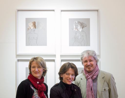  Im Bild (v.l.n.r.): Dagmar Gross, Künstlerin
Lisa Klein und Uwe Schögl, Leiter des Fotoarchivs der ÖNB