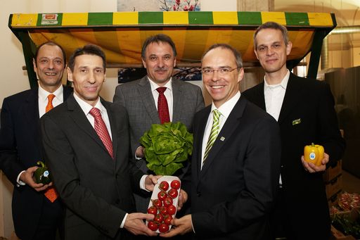 http://www.apa-fotoservice.at/galerie/4046/ Im Bild
v.l.n.r.: Mag. Gerald König (Vorstand LGV-Frischgemüse reg.
Gen.m.b.H), Alfred Propst (Geschäftsführer REWE International Lager
und Transport GmbH, Direktor Zentraleinkauf II Frische), Abg. z. NR
Ing. Franz Windisch (Präsident Landwirtschaftskammer Wien), Mag.
Thomas Pucharski (Leiter Marketing und Vertrieb, Wien Energie
Fernwärme), Dr. Reinhard Uhrig (politischer Geschäftsführer GLOBAL
2000)