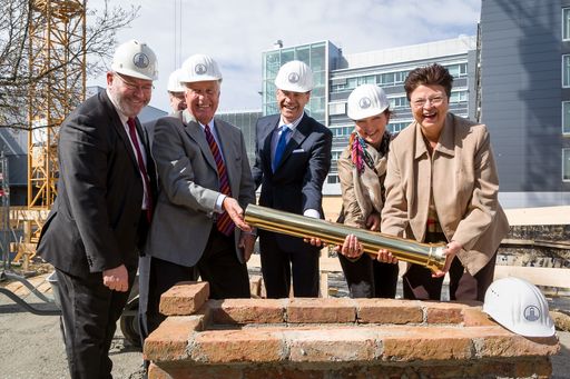 Vorschau Bild von Gemeinderat Omar Al-Rawi, DI Tomas Elger (Leiter
Infrastruktur Boehringer Ingelheim RCV), Albert Boehringer (ehem.
Geschäftsführer Boehringer Ingelheim Pharma Wien), Dr. Christian
Schilling (CEO Boehringer Ingelheim RCV), Mag. Irmgard Gettinger
(Vorsitzende des Betriebsrates des Boehringer Ingelheim RCV),
Vizebürgermeisterin Mag.a Renate Brauner.