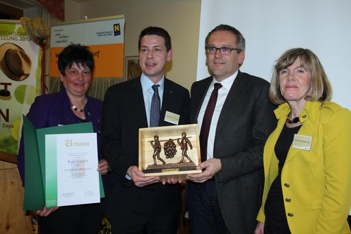  Obfrau Tourismusverein Poysdorf Monika
Taubenschuß, LAbg. Mag. Kurt Hackl, Geschäftsführer Schallaburg Kurt
Farasin, Bürgermeisterin Poysdorf Gertrude Riegelhofer