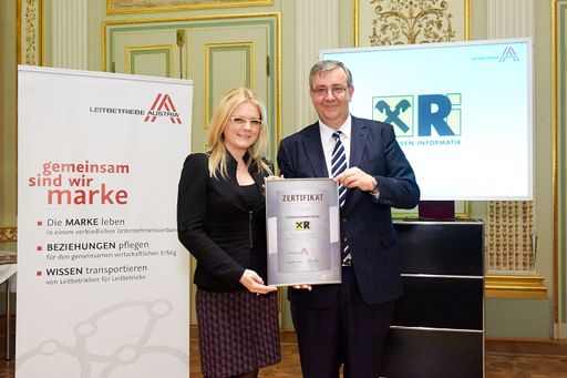 Mag. Monica Rintersbacher, Geschäftsführerin
Leitbetriebe Austria, überreicht das Zertifikat an Mag. Wilhelm
Doupnik, Vorsitzender der Geschäftsführung der Raiffeisen Informatik
GmbH.