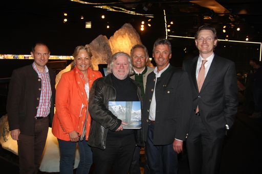  Dipl.-Ing. Wolfgang Urban (Direktor Nationalpark
Hohe Tauern Salzburg), Landesrätin Dr. Tina Widmann (Salzburg),
Fotokünstler Hanns Otte, Mag. Christian Wörister (GF Ferienregion
Nationalpark Hohe Tauern GmbH), Peter Embacher (Leiter Schneeräumung
Großglockner Hochalpenstraßen AG), GD Dr. Johannes Hörl (Vorstand
Großglockner Hochalpenstraßen AG).