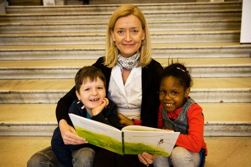 Dr. Johanna Rachinger, Generaldirektorin der
österreichischen Nationalbibliothek, mit dem neuen Kinderbuch der
St. Nikolaus-Stiftung und des Wiener Dom-Verlages "Gerda Gelse -
Allgemeine Weisheiten über Stechmücken"