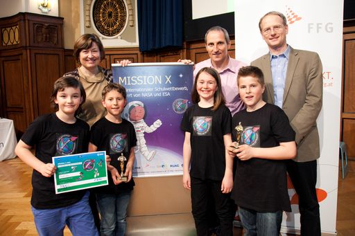  http://www.apa-fotoservice.at/galerie/4020/
v.l.n.r.: Kinder des Siegerteams Tirol, Michela Gitsch (ALR/FFG), DI
Franz Viehböck (österreichischer Astronaut), Dr. Peter Habison
(Projektleitung und Präsident GÖP)