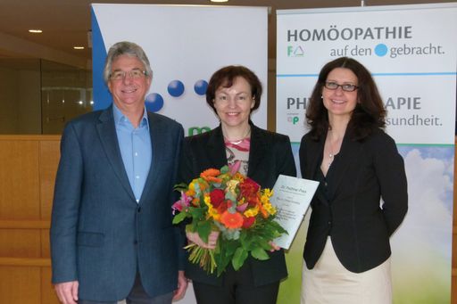  Im Bild v.li.n.re.: Dr. Erfried Pichler, Präsident
der ÖGHM, Dr. Christa Gründling, MSc., Preisträgerin, Mag. Johanna
Gugler, Markteingleiterin Dr. Peithner KG