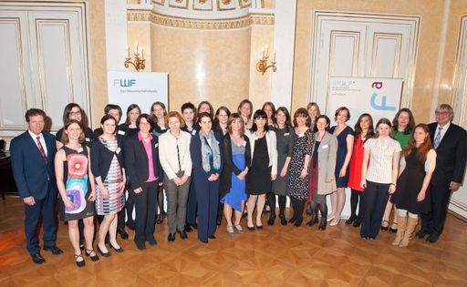 Wissenschafts- und Forschungsminister Karlheinz
Töchterle und FWF-Präsident Christoph Kratky im Kreise der
Hertha-Firnberg- und Elise-Richter-Stelleinhaberinnen 2012
(anlässlich der feierlichen Urkundenüberreichung im
Bundesministerium für Wissenschaft und Forschung am Abend des 16.
Aprils 2013).