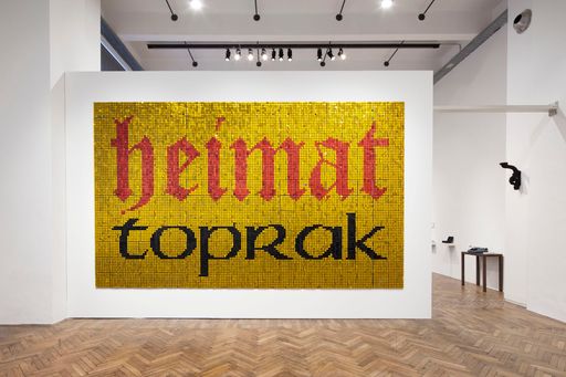 Hüseyin Bahri Alptekin, "Heimat-Toprak", 2001,
MAK-Ausstellungsansicht, 2013