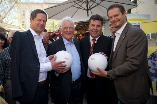 Frank Stronach besuchte sein Salzburger Team zum
zweiten Mal im laufenden Landtagswahlkampf. Dabei stand in der Stadt
ein ausführlicher Besuch auf der Schranne am Programm. Anschließend
ging es ins Seekirchner Bruckenstüberl zum Mittagessen, ehe Frank
Stronach zu Michael Aufhauser nach gut Aiderbichl aufbrach. Den
Abschluß des Tages bildete die schon obligate Wahlkampfveranstaltung
des Teams, mit Imbiss und Musik. An diesem Abend war die Bevölkerung
des Flachgaus eingeladen. Der Festsaal des Seekirchner Hofwirts war
bis auf den letzten Sitzplatz gefüllt, viele Interessierte konnten
nur mehr Stehplätze ergattern um der Rede von Frank Stronach zu
folgen.