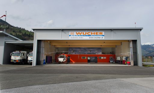  Das Vorarlberger Unternehmen Wucher Helicopter hat
in Zusammenarbeit mit den Eignern des Flugplatzes Zell am See, den
Familien Piech und Porsche , einen neuen Hangar am Flugplatzgelände
Zell am See errichtet.