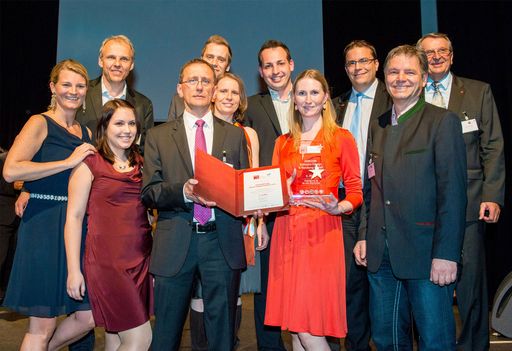  Stolze Leistung: Das ANECON-Team schafft es auf
Anhieb auf den 2. Platz bei "Great Place to Work 2013 Österreich"!
HR-Leiterin Mag. Karin Schmitzer und CEO Mag. Hans Schmit (beide
Mitte) nahmen die Auszeichnung entgegen.