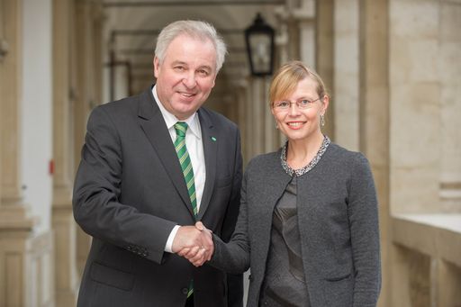BM Beatrix Karl und LH-Stv. Hermann Schuetzenhoefer
19.04.2013 .copyright by Foto Fischer, Herrengasse 7 (
Altstadtpassage ), 8010 Graz, Tel.: 0043/ 316/ 82 53 22, Fax
DW4,.e-mail : <studio@fotofischer.at>
