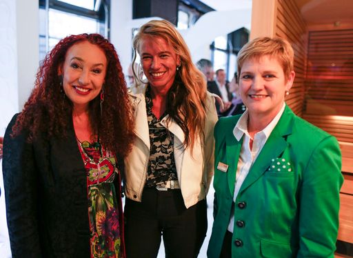 Vorschau Bild von KLAFS-SPA Night in Wien: "Damensauna" - v. l. n.r. PR-Lady
Charlotte Sengthaler, Künstlerin Patrizia Karg und
KLAFS-Geschäftsführerin Monika Kober