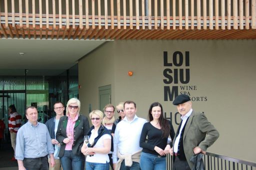 Vorschau Bild von Walk of Water im LOISIUM Wine & Spa Resort
Südsteiermark. Auf dem Foto: Bürgermeister Martin Wratschko, Winzer
Hannes Sabathi, Hofrat DI Gunther Hasewend, Ulrike und Heinz
Haselwander (Veranstalter Südsteiermark Classic), Roswitha Terkl
(ORF), Petra Kancler (Premium Media),LOISIUM Hoteldirektor Thomas
Prenneis, LOISIUM Presse Verantwortliche Elisabeth Wimmer