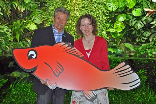 " Mehr Verständnis für Fische", wünschen sich
Direktor Dr. Michael Mitic, "Haus des Meeres" und Mag. Marie-Helene
Scheib, Verein "Tierschutz macht Schule".