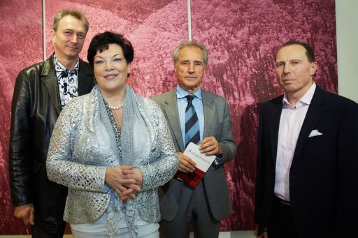 http://www.apa-fotoservice.at/galerie/4038 Im Bild
v.l.n.r. Ty Waltinger (Künstler), Monika Ziwna, Prof. Engelbert Köb
(ehemaliger Direktor des MUMOKS) und Gerald Ziwna