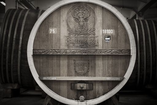 Vorschau Bild von In diesen Fässern kann der Jägermeister-Grundstoff "atmen" und
ganz in Ruhe ca. ein Jahr lang reifen.