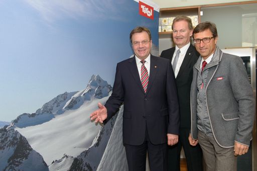  Tirols Tourismus auf Rekordkurs: Landeshauptmann
Günther Platter präsentierte mit Josef Margreiter, GF der Tirol
Werbung und Harald Ultsch, Spartenobmann der WK Tirol, die
erfreuliche Bilanz der bisherigen Tiroler Wintersaison.