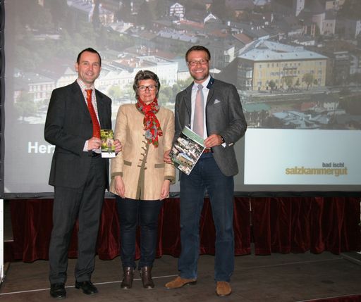  von links: D.I. Dr. Christoph Hauser
(Geschäftsführer der Immobilien Bad Ischl GmbH und Ausrichter der
Landesgartenschau 2015), Obfrau Brigitte Stumpner und
Tourismusdirektor Robert Herzog zeigten sich sehr erfreut und
optimistisch aufgrund der touristischen Entwicklung von Bad Ischl.