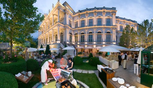  Jeden Montag zwischen 06. Mai und 16. September
2013 werden 65 bis 70 Genießer im Palais Coburg*****s, einer der
wohl reizvollsten Locations im Zentrum Wiens, beim Chill Out
Barbecue kulinarisch verwöhnt.