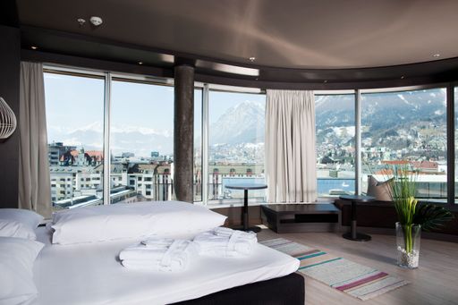 Vorschau Bild von Zimmeraussicht des aDLERS Hotel & Lifestyle:
Modern-alpiner Lifestyle über den Dächern der Stadt Innsbruck.